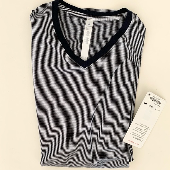 Lululemon 5 Year Basic V - Picture 6 of 6